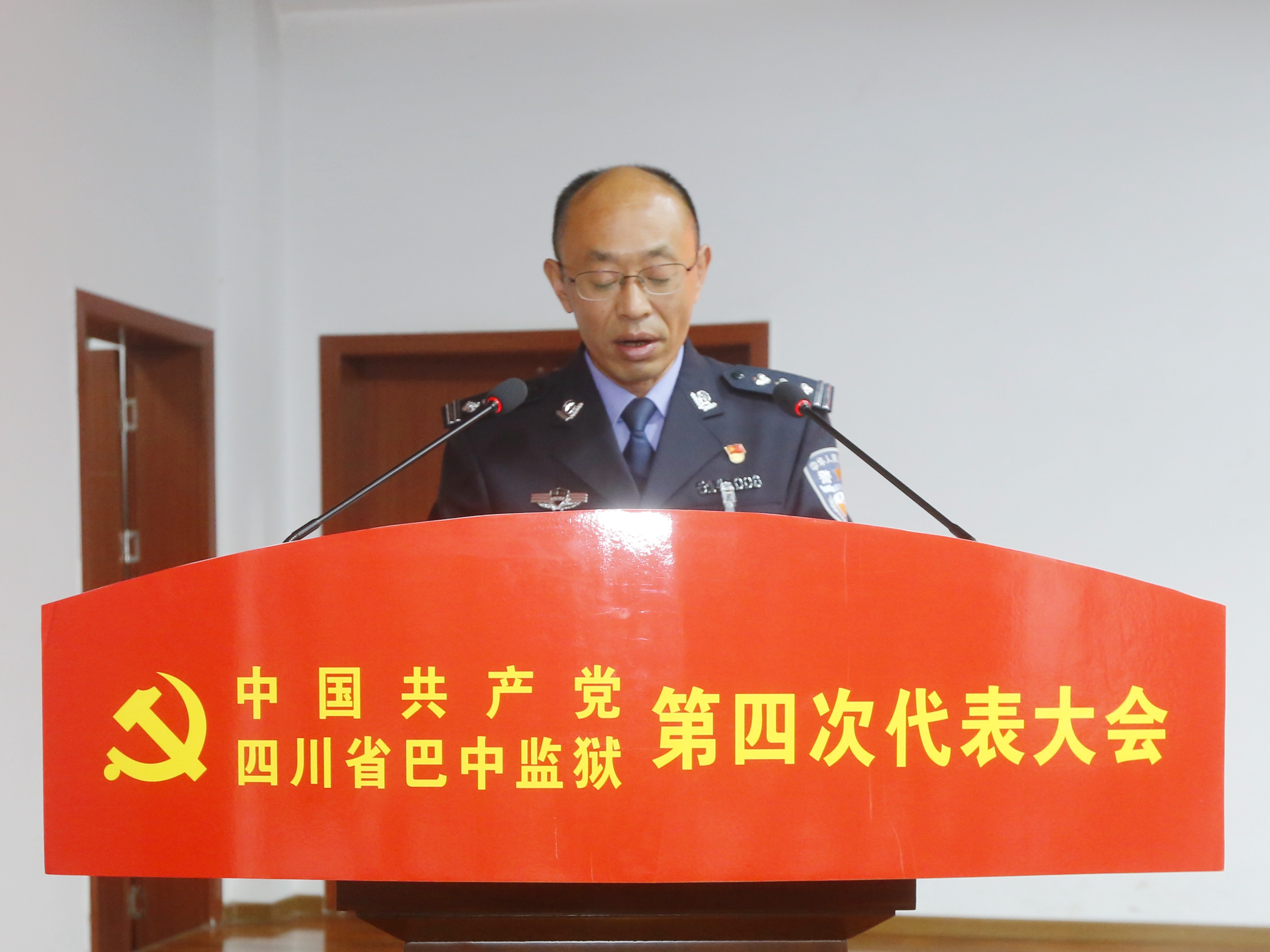 \"5.王良富同志代表第三届纪委向大会作工作报告.JPG\"