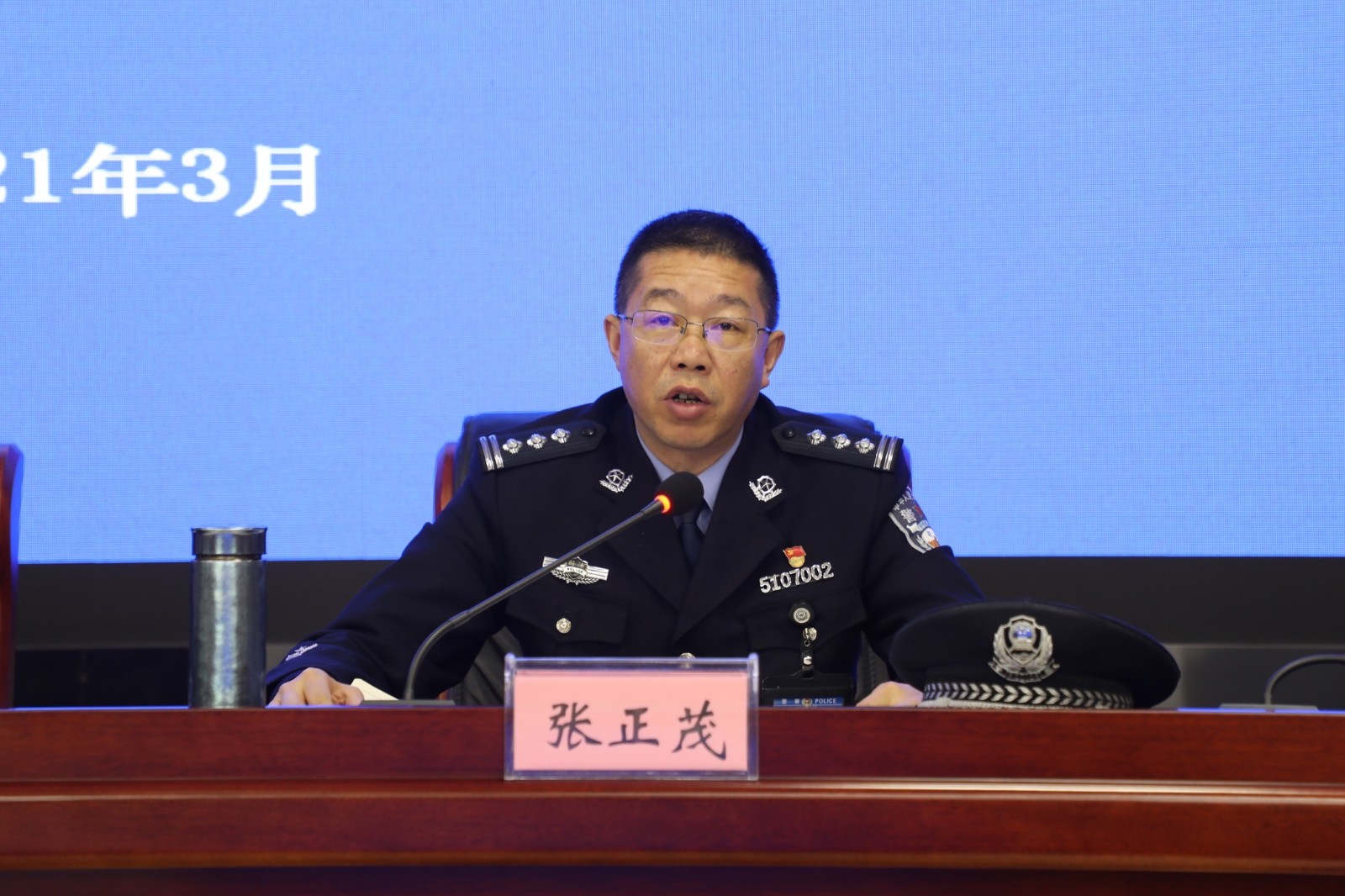 图|党委副书记,政委张正茂主持会议图|党委书记,监狱长付雪原会前领学