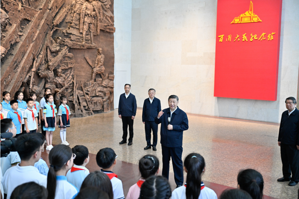 习近平在山西阳泉市向抗战烈士敬献花篮并参观百团大战纪念馆
