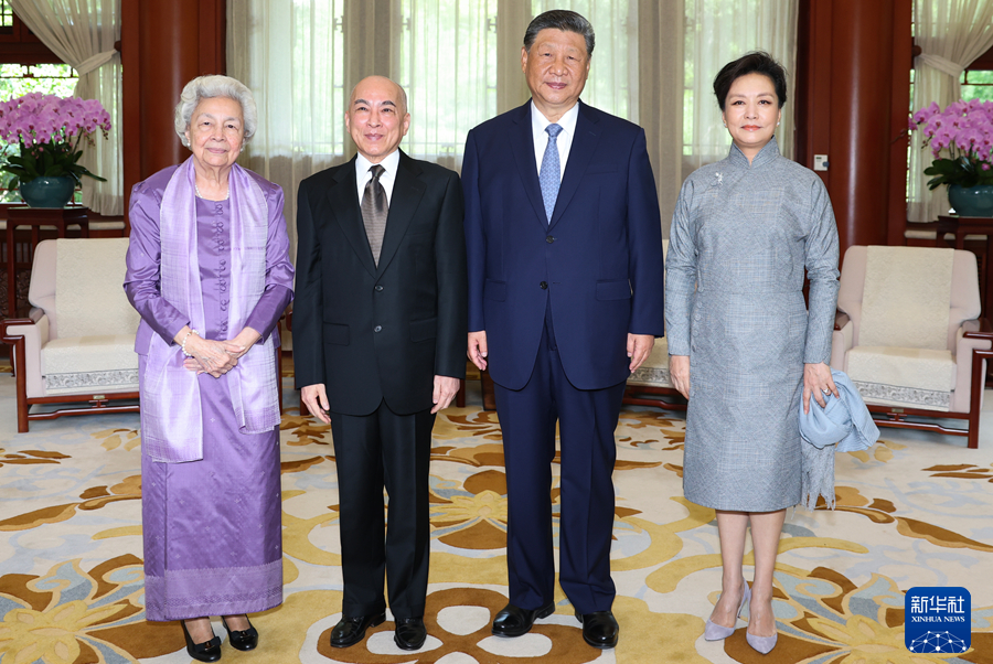 习近平夫妇会见柬埔寨国王西哈莫尼和太后莫尼列