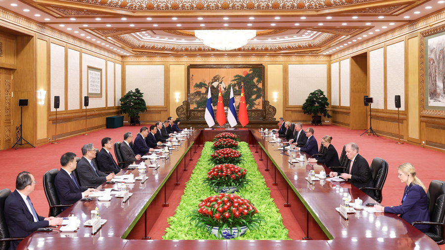 习近平会见芬兰总理奥尔波