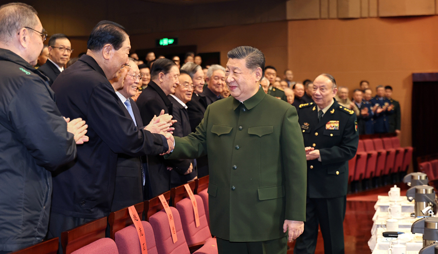 中央军委举行慰问驻京部队老干部迎新春文艺演出 习近平向全军老同志祝贺新春
