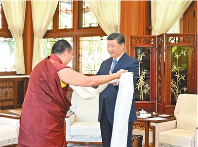 习近平接受班禅额尔德尼·确吉杰布拜见