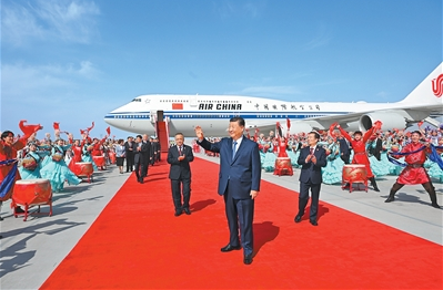 习近平率中央代表团抵达乌鲁木齐出席新疆维吾尔自治区成立70周年庆祝活动