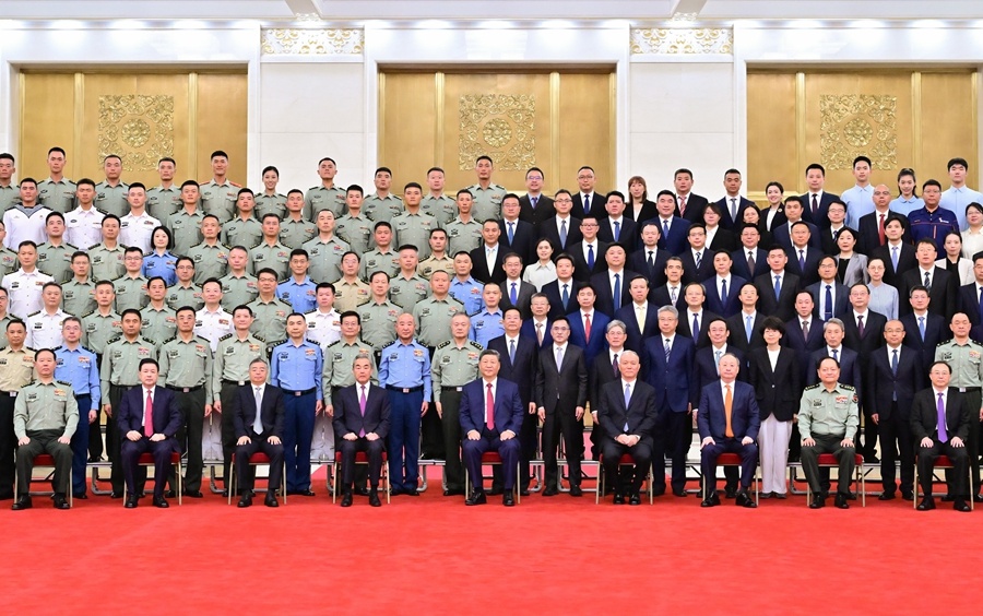 中国人民抗日战争暨世界反法西斯战争胜利80周年纪念活动总结会议在京举行 习近平亲切接...