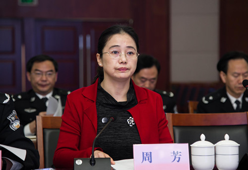 省司法厅副厅长周芳主持座谈会